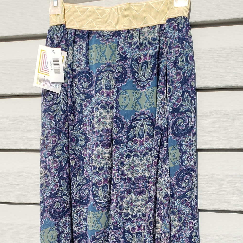 BNWT Lucy skirt. Mid-calf length